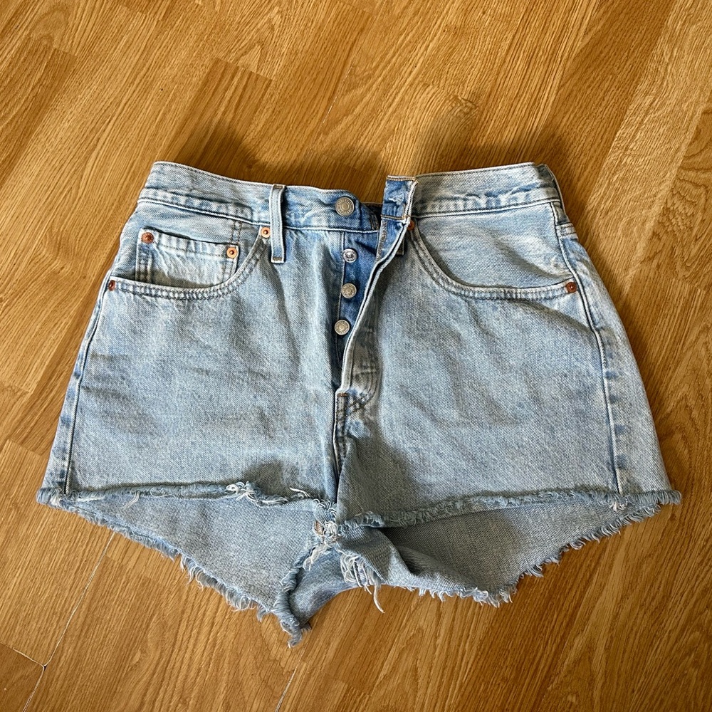 2 PAIRS OF WOMENS LEVI’s 501 SHORTS